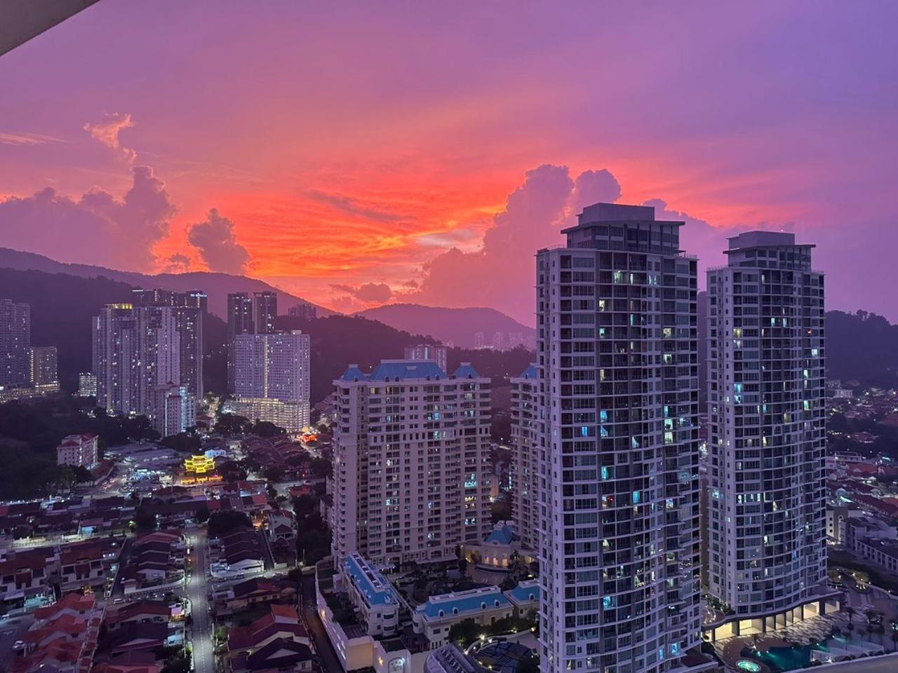 Landmark Stunning High Floor Coast View Studio #Netflix #Fast Wifi Tanjung Tokong Exterior photo